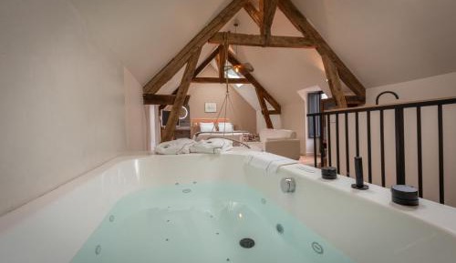 Studio with Spa Bath