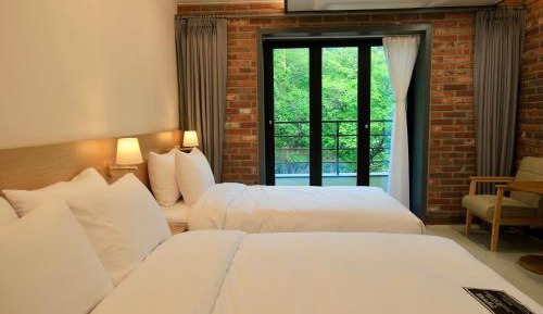 Double or Twin Room with Mountain View