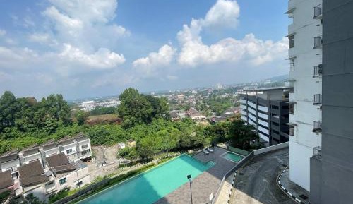 Three-Bedroom Apartment with Balcony