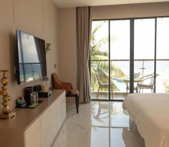 Featuring free toiletries, this studio includes a private bathroom with a shower and a hairdryer. In the well-equipped kitchen, guests will find a stovetop, a refrigerator, kitchenware and an oven. The studio has parquet floors, a seating area with a flat