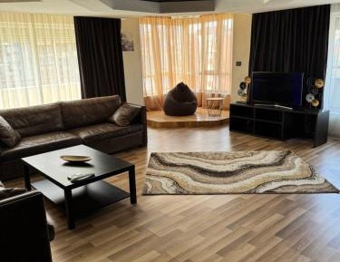 Three-Bedroom Apartment with Mountain View