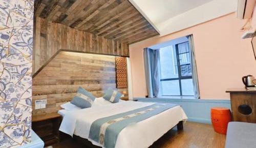Deluxe Queen Room