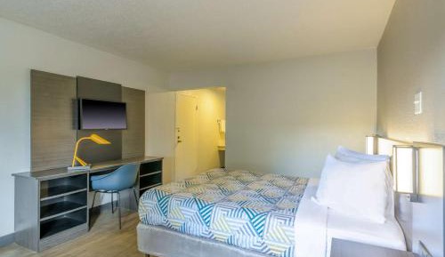 Queen Room - Disability Access - Non-Smoking