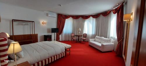 Deluxe Room (2 Adults + 1 Child)