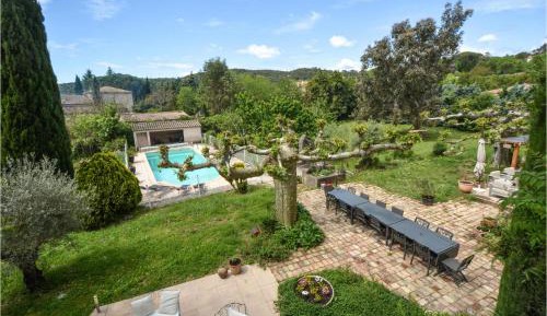 Ten-Bedroom Holiday Home