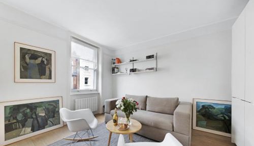Deluxe One-Bedroom Apartment