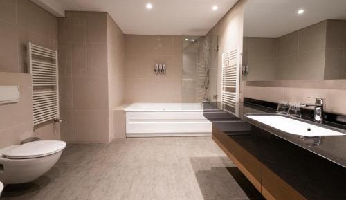 One-Bedroom King Suite with Garden View
