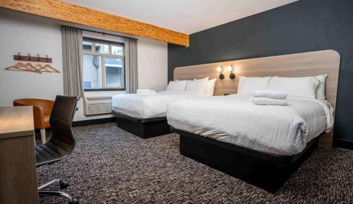 Double Queen Suite (No Pets)