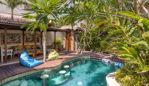 Elora Villa with Pool and Garden View