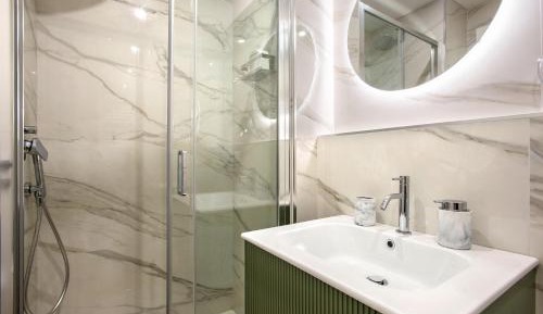 Deluxe Double Room (2 Adults + 1 Child)