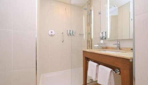 Queen Room with Fridge - Non Smoking