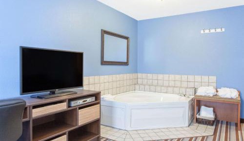 Deluxe King Studio Suite - Non-Smoking