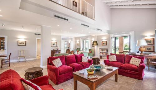 Eleven-Bedroom Holiday home