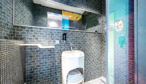 Single Lower Capsule with Shower No Window