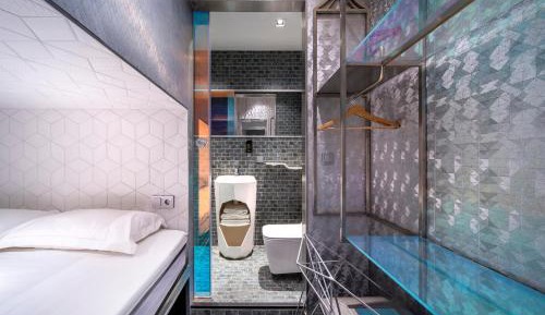 Double Lower Capsule with Shower No Window