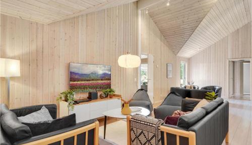 Eight-Bedroom Holiday Home