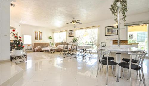 Three-Bedroom Holiday Home 