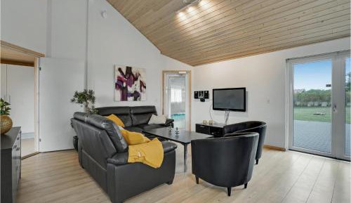 Eight-Bedroom Holiday Home
