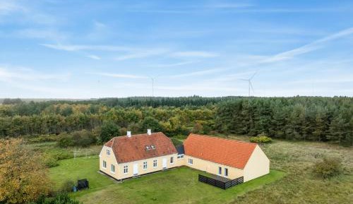 Twelve-Bedroom Holiday Home