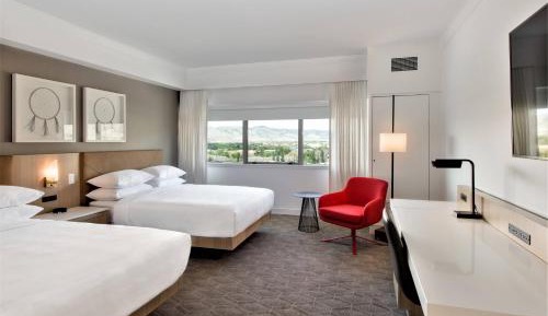 Larger Guest room, 2 Queen, Mountain view