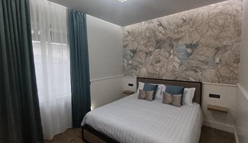 Deluxe Room (2 Adults + 1 Child)