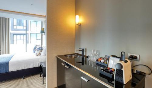 Deluxe King Room with Marina View