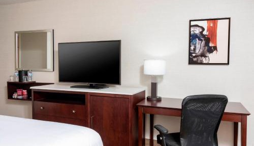 Standard, Guest room, 1 Queen (Mobility &amp; Hearing Accessible w/ Tub)