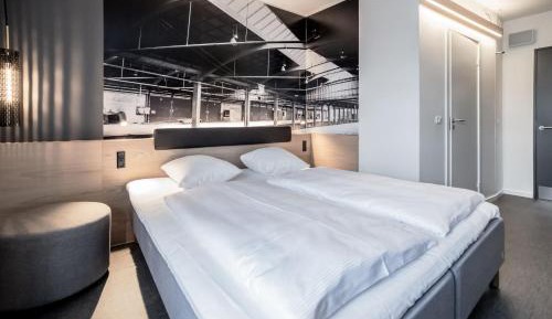 Standard Double Room with One King Bed