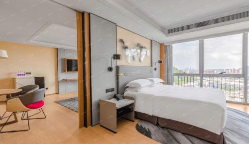 1 King One-Bedroom Suite