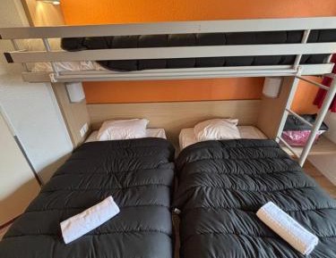 Triple Room (2 single bed + 1 Bunk Bed)    