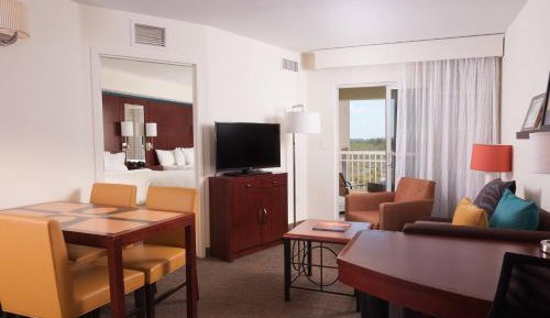 One-Bedroom Queen Suite with Sofa Bed and Balcony