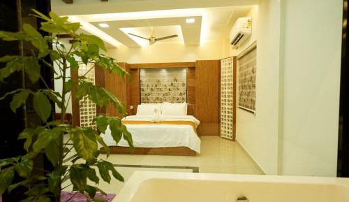 Deluxe Queen Suite