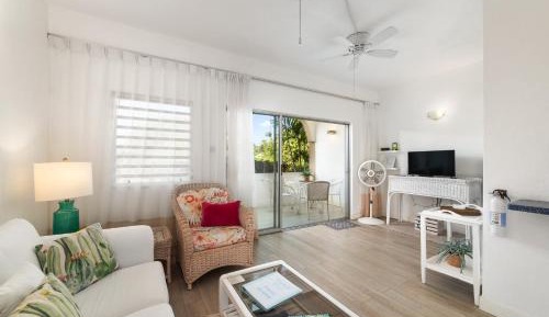Deluxe One-Bedroom Apartment with Garden View