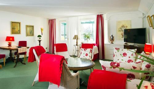 Two-Bedroom Apartment (2-4 Adults)