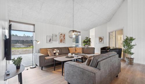 Eleven-Bedroom Holiday home