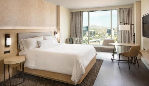 Deluxe Guest room with 1 King bed, Mountain view
