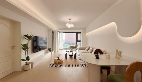 Four-Bedroom Apartment with Balcony 