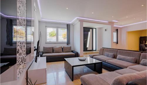 Ten-Bedroom Holiday Home