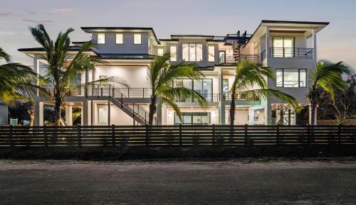 Eight-Bedroom Holiday Home
