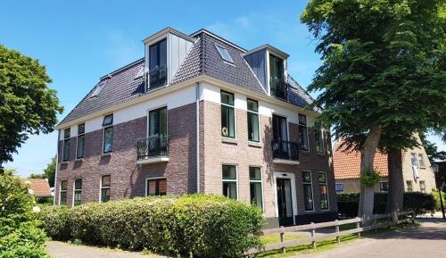 Four-Bedroom Apartment with Balcony 