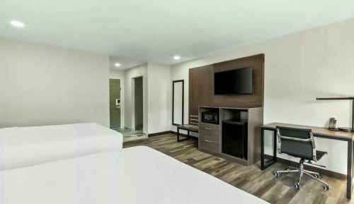 Quadruple Room with Two Queen Beds - Non Smoking