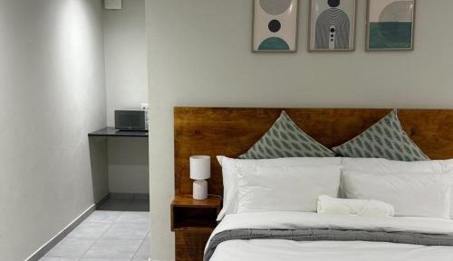 Deluxe Queen Suite