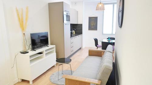 One-Bedroom Apartment with City View