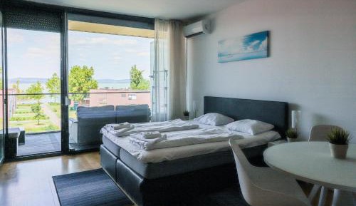 Apartment with Lake View