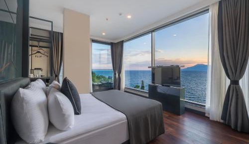 Deluxe Double Room with Balcony and Sea View