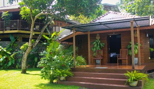 Deluxe Double Room (2 Adults + 1 Child)