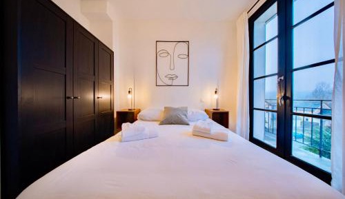 Two-Bedroom Apartment with Mountain View