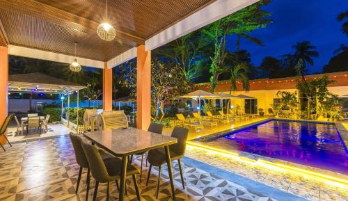 Queen Room with Pool View