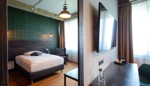 Business Queen Room
