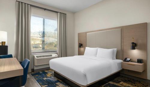 Standard King Room with Mountain View